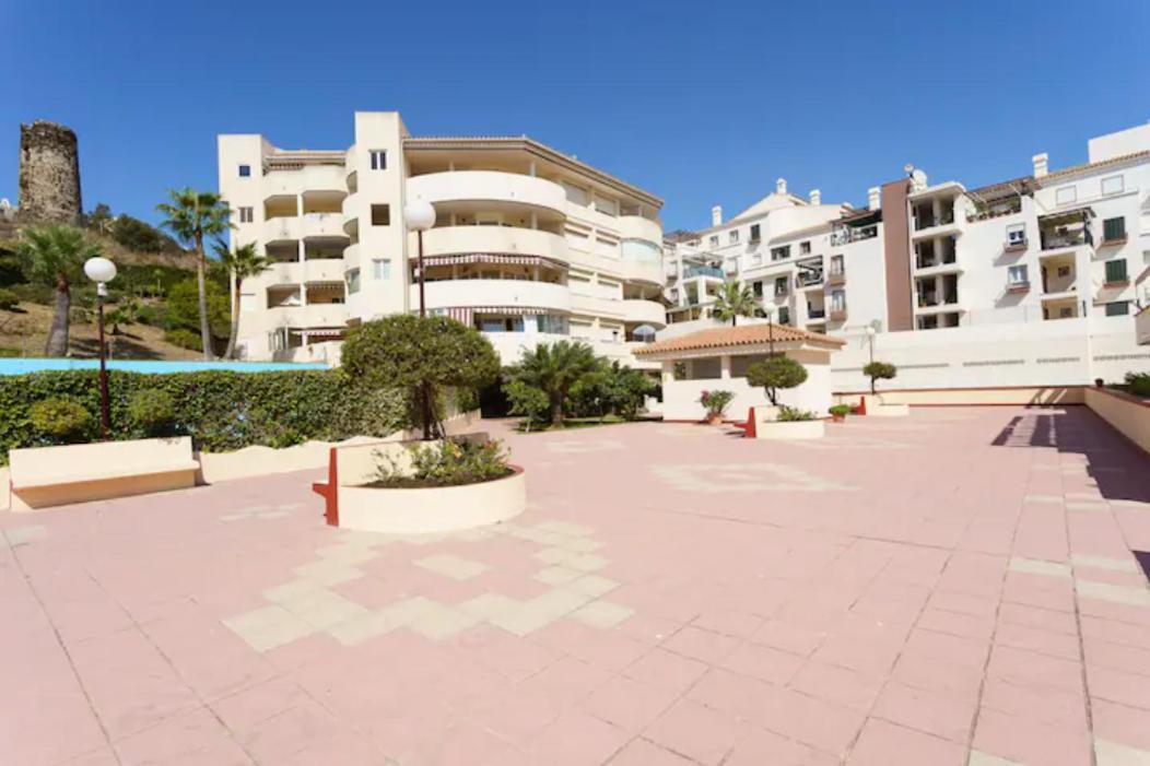 Chic Beachfront Flat With Amazing Sea Views And Private Indoor Parking Benalmádena Exterior foto